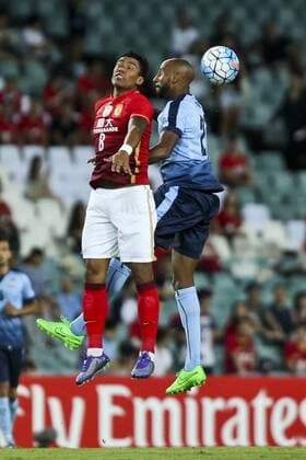 SYDNEY, AUSTRALIA - MARCH 02: (CHINA OUT) Paulinho 8 of Guangzhou Evergrande and Mickael Tavares 27 of Sydney FC compete for the ball during the AFC Champions League Group H match between Sydney FC and Guangzhou Evergrande at Allianz Stadium on March 2, 2016 in Sydney, Australia.  CFP58480509733 