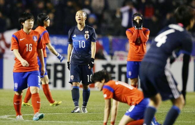 Fußball, Damen, Olympia Qualifikation, Japan - Südkorea Soccer: Japan in danger of missing out on Rio after draw with S. Korea Members of Japan s women s soccer team react after finishing in a 1-1 draw with South Korea at Kincho Stadium in Osaka in western Japan in an Asian final qualifier for the Rio de Janeiro Olympics on March 2, 2016. 