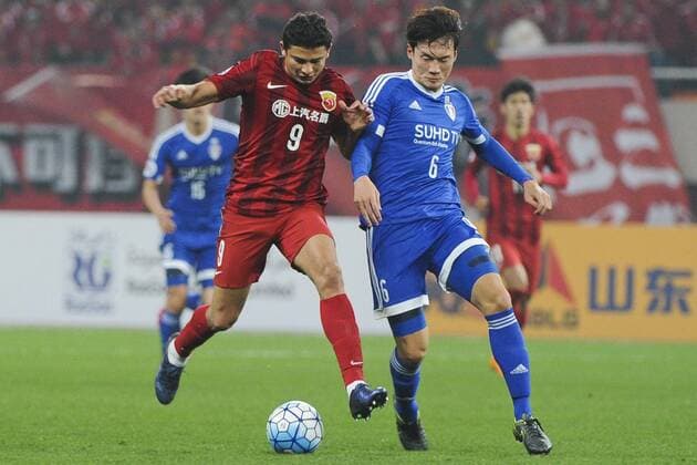 SHANGHAI, CHINA - MARCH 02: (CHINA OUT) Elkeson 9 of Shanghai SIPG and Yeon Jei-min 6 of Suwon Samsung Bluewings compete for the ball during the AFC Champions League Group G match between Shanghai SIPG and Suwon Samsung Bluewings at Shanghai Stadium on March 2, 2016 in Shanghai, China.  CFP480514018 