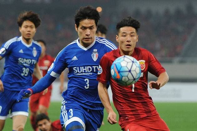 SHANGHAI, CHINA - MARCH 02: (CHINA OUT) Wu Lei 7 of Shanghai SIPG and Yang Sang-min 3 of Suwon Samsung Bluewings compete for the ball during the AFC Champions League Group G match between Shanghai SIPG and Suwon Samsung Bluewings at Shanghai Stadium on March 2, 2016 in Shanghai, China.  CFP480514646 