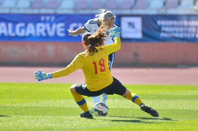 Pernille M. Harder (Kapitän Dänemark) gegen Stephanie Labbe (Torwart Kanada) Albufeira, Portugal, 02.03.2016 - Fussball, Frauenfussball, Algarve Cup 2016, Kanada - Dänemark, Fussball, Frauenfussball, Algarve Cup 2016, Kanada - Dänemark, xKLx