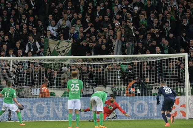 Fußball, Coupe de France, AS St. Etienne - Paris St. Germain Valentin Eysseric (saint etienne) vs Salvatore Sirigu (psg) - Fussball Frankreich, Coupe de France, AS Saint Etienne vs. Paris Saint Germain PSG - 02 03 2016 FredericChambert Panoramic 