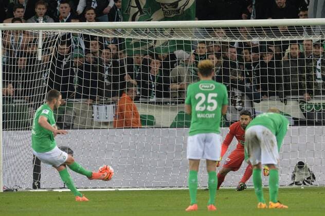 Fußball, Coupe de France, AS St. Etienne - Paris St. Germain Valentin Eysseric (saint etienne) vs Salvatore Sirigu (psg) - Fussball Frankreich, Coupe de France, AS Saint Etienne vs. Paris Saint Germain PSG - 02 03 2016 FredericChambert Panoramic 