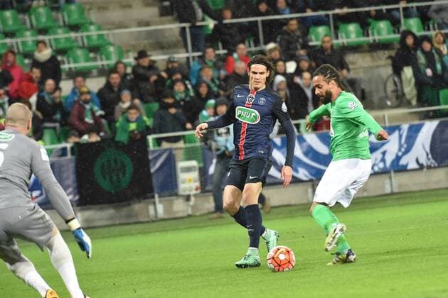 Fußball, Coupe de France, AS St. Etienne - Paris St. Germain Benoit Assou Ekotto (saint etienne) vs Edinson Cavani (psg) - Fussball Frankreich, Coupe de France, AS Saint Etienne vs. Paris Saint Germain PSG - 02 03 2016 FredericChambert Panoramic 