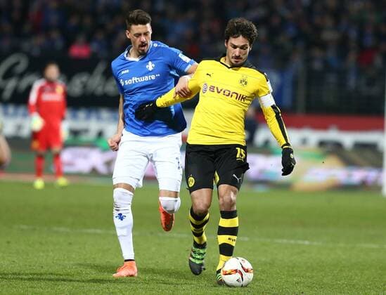 Mittwoch 02.03.2016, Saison 2015 2016, 1. Bundesliga, 24. Spieltag im Stadion Böllenfalltor Darmstadt, SV Darmstadt 98 - BVB Borussia Dortmund 0:2, Sandro Wagner (SVD) gegen Mats Hummels (BVB), v.l.