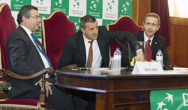 Tennis, Davis Cup, Portugal - Österreich Pressetermin TENNIS - ITF, Davis Cup, POR vs AUT GUIMARAES,PORTUGAL,03.MAR.16 - TENNIS - ITF, Davis Cup, Portugal vs Austria, draw. Image shows Vasco Costa, Domingos Braganca and referee Valery Lutkov. GEPAxpictures xMatthiasxHauer