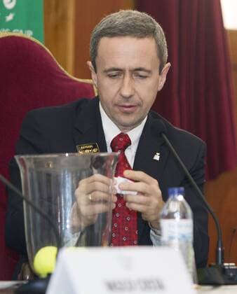 Tennis, Davis Cup, Portugal - Österreich Pressetermin TENNIS - ITF, Davis Cup, POR vs AUT GUIMARAES,PORTUGAL,03.MAR.16 - TENNIS - ITF, Davis Cup, Portugal vs Austria, draw. Image shows referee Valery Lutkov. GEPAxpictures xMatthiasxHauer