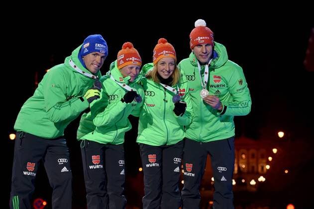 Bilder des Tages - SPORT BIATHLON - IBU World Championships OSLO,NORWAY,03.MAR.16 - BIATHLON - IBU World Championships, relay 2x6km ladies and 2x7.5km men, mixed team, award ceremony. Image shows Simon Schempp, Franziska Hildebrand, Franziska Preuss and Arnd Peiffer (GER). Keywords: medal. GEPAxpictures xFlorianxErtl