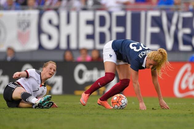 Fußball, Damen, Länderspiel, Deutschland - Frankreich March 3, 2016 - Tampa, Florida, USA - French midfielder Kheira Hamraoui (23) trips as Germany midfielder Melanie Behringer (7) defends during the She Believes Cup at Raymond James Stadium on March 3, 2016 in Tampa, Florida. Germany won the game 1-0. Germany vs France - ZUMAm63_