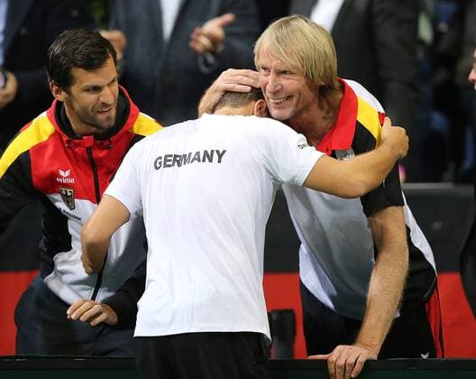 Carlo Thraenhardt freut sich mit Philipp Kohlschreiber nach dem Sieg