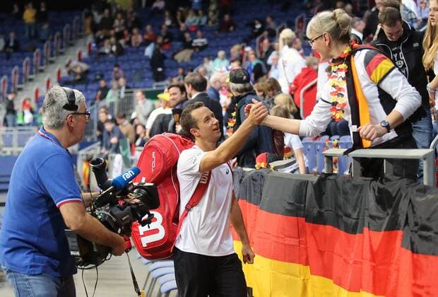 Bilder des Tages - Sport Gibt nach seinem Sieg Autogramme, Philipp Kohlschreiber (GER)
