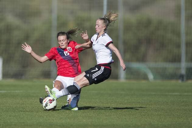 Frauenfussball 04.03.2016 Fussball Länderspiel Nationalteam - Women s U23 U 23 6 Nations Tournament La Manga , NOR - GER Ingrid Stenevik (L) , Norge Lea Schuller (R) , Tyskland Photo: AstridMNordhaug 