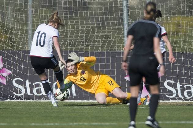 Frauenfussball 04.03.2016 Fussball Länderspiel Nationalteam - Women s U23 U 23 6 Nations Tournament La Manga , NOR - GER Laura Freigang (L) , Anniken Jerre (R) , Photo: AstridMNordhaug 