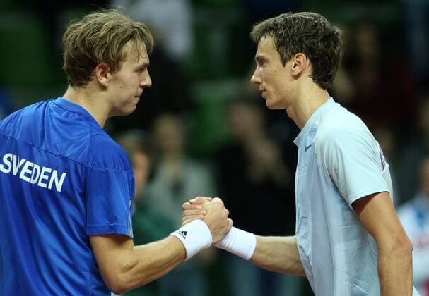 KAZAN, RUSSIA. MARCH 4, 2016. Sweden s Isak Arvidsson (L) and Russia s Andrei (Andrey) Kuznetsov shake hands after their Davis Cup Group I Europe Africa Zone 1st Round tennis match at Kazan Tennis Academy. Russia won 6-3, 6-1, 6-1. Yegor Aleyev TASS  TS018939