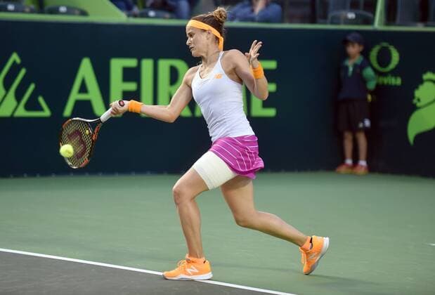 US Nicole Gibbs returns the ball against Estonian Anett Kontaveit during a match of the Monterrey Open in Monterrey, Mexico, 04 March 2016. Monterrey Open tennis tournament !ACHTUNG: NUR REDAKTIONELLE NUTZUNG!  MEX102 20160305-635927414376530896