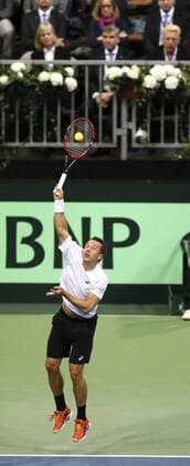 Foto : Philipp KOHLSCHREIBER ( GER ) schlägt auf , oben auf der Ehrentribüne Boris Becker Tennis Daviscup am Fr. 04.03.2016 Deutschland - Tschechien