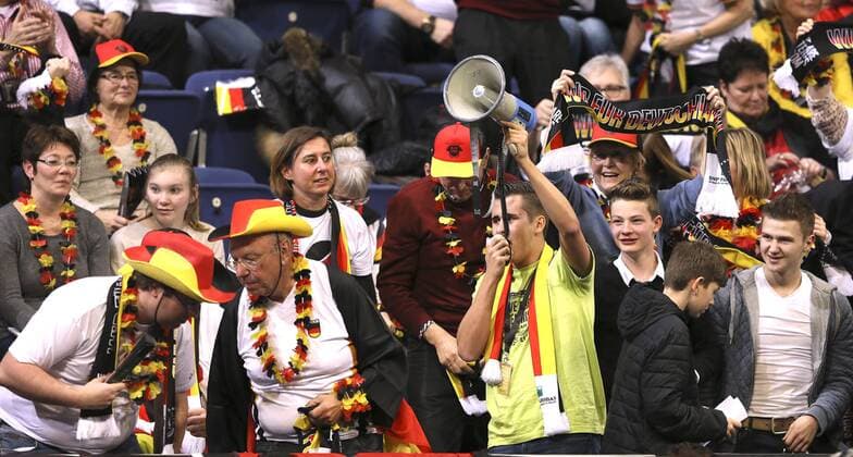 Tennis, Davis Cup, Alexander Zverev - Tomas Tomas Berdych Foto : deutsche Fans machen Stimmung , und feuern Micha Zverev ( GER ) an Tennis Daviscup am Fr. 04.03.2016 Deutschland - Tschechien