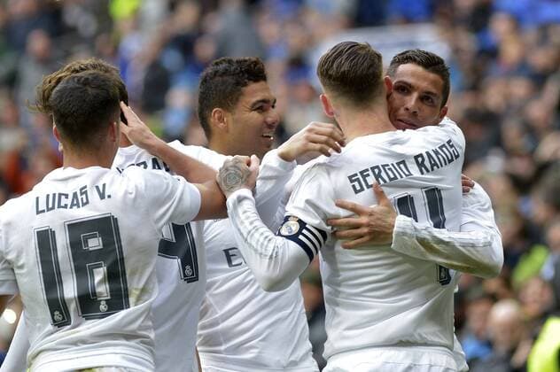 Bilder des Tages - Sport Fußball, Cristiano Ronaldo trifft vierfach gegen Celta Vigo Real Madrid s Portuguese striker Cristiano Ronaldo (R) jubilates his second goal against Celta Vigo during their Primera Division soccer match played at Santiago Bernabeu stadium in Madrid, Spain on 05 March 2016. Real Madrid vs Celta Vigo !ACHTUNG: NUR REDAKTIONELLE NUTZUNG!  20160305-635927960502027723