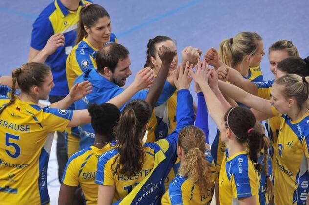 05.03.2016, xtkx, Volleyball 1.Bundesliga Damen, VC Wiesbaden - Schweriner SC, emspor v.l. Sabine Krause (Schwerin), Trainer Felix Koslowski (Schwerin),