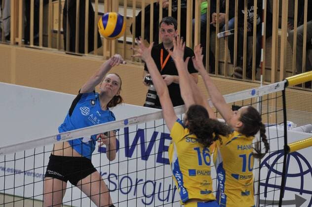 05.03.2016, xtkx, Volleyball 1.Bundesliga Damen, VC Wiesbaden - Schweriner SC, emspor v.l. Esther van Berkel (VC Wiesbaden), Marie Schoelzel (Schwerin), Denise Hanke (Schwerin),