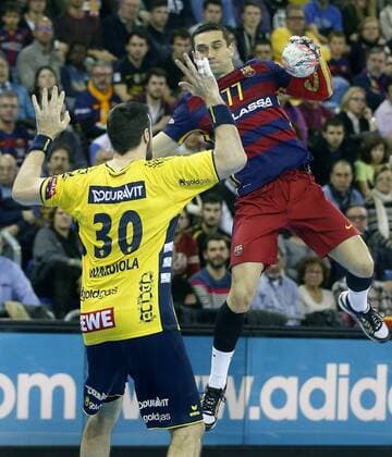 FC Barcelona Barca Lassa s Kiril Lazarov (R) tries to score next to Gedeon Guardiola (L) of Rhein-Neckar during their Handball Champions League game played at Palau Blaugrana stadium in Barcelona, Catalonia, Spain on 05 March 2016. FC BARCELONA LASSA VS RHEIN-NECKAR !ACHTUNG: NUR REDAKTIONELLE NUTZUNG!  20160305-635928127720310906