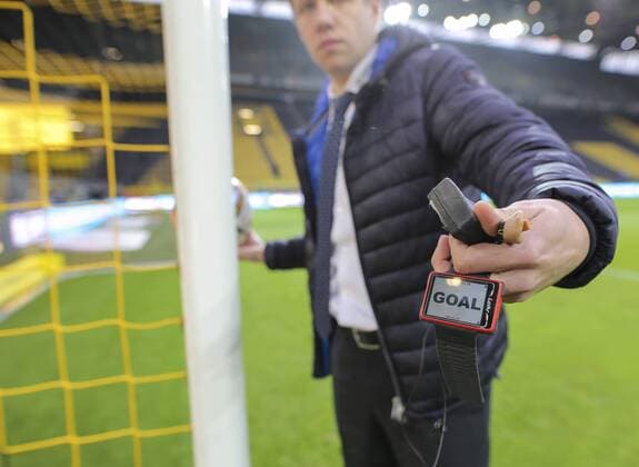 Schiedsrichter Linienrichter testet vor Spielbeginn Uhr, GOAL Tor, Tornetz, Torlinie, Ball, Torlinientechnik, Technik, Anzeige, BORUSSIA DORTMUND - FC BAYERN MUENCHEN 0-0 Fussball 1. Bundesliga , Dortmund, am 05.03.2016, 25.Spieltag, Saison 2015 2016, 1.Liga, 1.Bundesliga,BVB, FCB