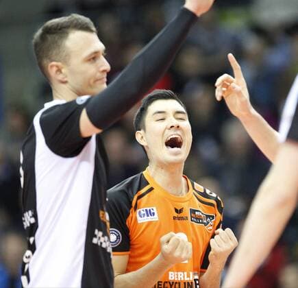 Volleyball Hessen - 1. Bundesliga Männer 05.03.2016 United Volleys Rheinmain (blau) - Berlin Recycling Volleys (schwarz) v.l. Paul Lotman (BR Volleys 9), Erik Shoji (BR Volleys 2) United Volleys Rheinmain - Berlin Recycling Volleys