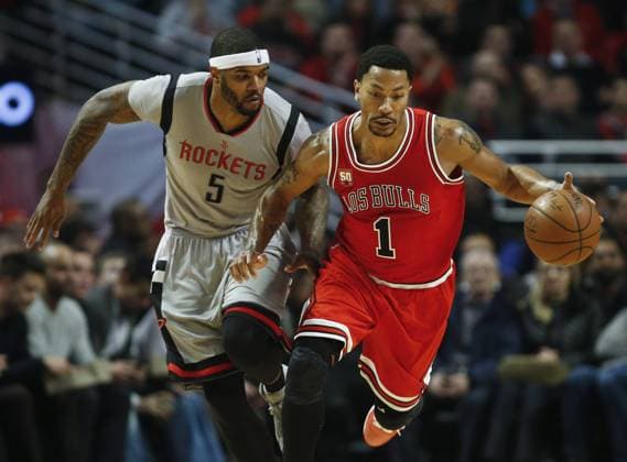 Houston Rockets Josh Smith (L) in action against Chicago Bulls Derrick Rose during their NBA Basketball Herren USA game at United Center in Chigago, USA, 05 March 2016. Chicago Bulls vs. Houston Rockets !ACHTUNG: NUR REDAKTIONELLE NUTZUNG!  20160306-635928519249737326