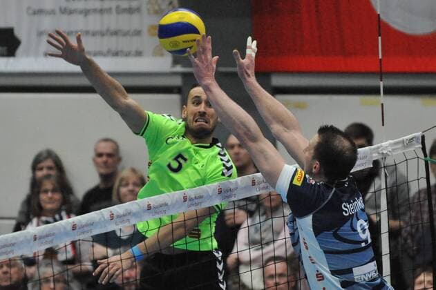 GER,VBL, SVG Lueneburg vs CV Mitteldeutschland 05.03.2016, Gellersenhalle, Lueneburg, GER, VBL, SVG Lueneburg vs CV Mitteldeutschland im Bild Ramon Renaldo Martinez Gion (Mitteldeutschland 05) versucht sich gegen Falko Steinke (Lueneburg 09) durchzusetzen nordphotoxWitke