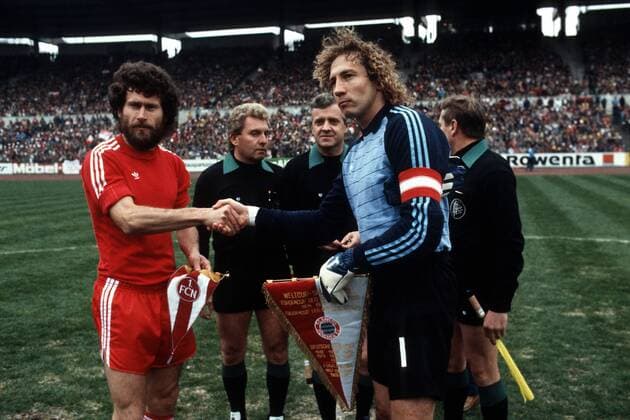 Fußball, DFB-Pokalfinale 1981 1982, FC Bayern München - 1. FC Nürnberg Paul Breitner (FC Bayern München) und Torwart Rudi Kargus (1. FC Nürnberg), dahinter FIFA Schiedsrichter Gerd Hennig und seine Assistenten