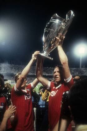 Horst Hrubesch (Hamburger SV) präsentiert den Europapokal der Landesmeister nach dem Sieg im Finale 1983 in Athen