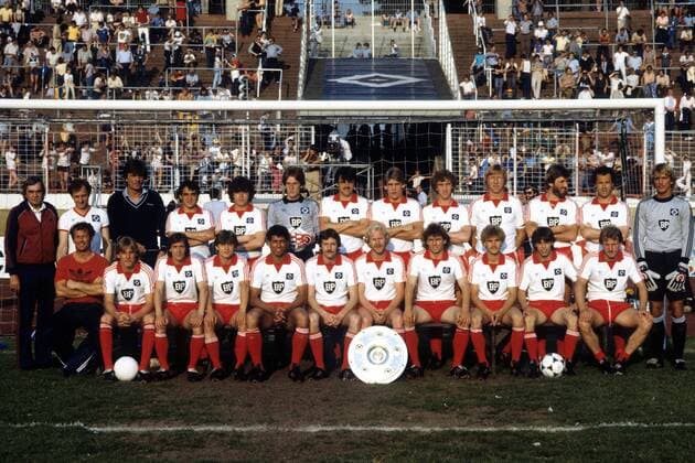 Fußball, Hamburger SV, Deutscher Meister 1982 Hamburger SV, deutscher Meister 1981 1982, hi.v.li.: Trainer Ernst Happel, Co Trainer Aleksandar Ristic, Mannschaftsarzt Matthies, Felix Magath, Peter Hidien, Torwart Uli Stein, Dieter Kramer, Michael Schröder, Ditmar Jakobs, Horst Hrubesch, Manfred Kaltz, Franz Beckenbauer, Torwart Uwe Hain, vorn: Masseur Hermann Rieger, Holger Hieronymus, Bernd Wehmeyer, Bernhard Scharold, Jimmy Hartwig, Jürgen Groh, Lars Bastrup, Borisa Djordjevic, Thomas von Heesen, Jürgen Milewski, Caspar Memering