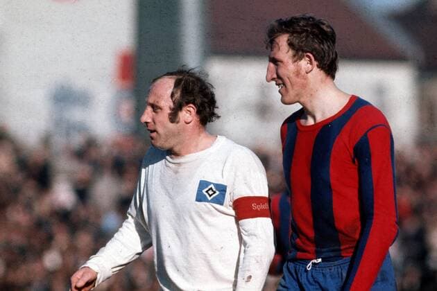 Uwe Seeler (Hamburger SV) gegen Hans Georg -Katsche- Schwarzenbeck (FC Bayern München)