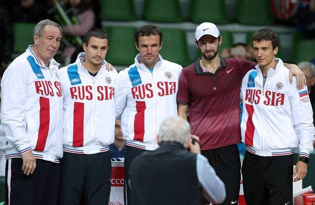 Tennis, Davis Cup, Russland - Schweden KAZAN, RUSSIA. MARCH 6, 2016. The president of the Russian Tennis Federation, Shamil Tarpishchev, and Russian tennis players Yevgeny Donskoi (Evgeny Donskoy), Teimuraz (Teymuraz) Gabashvili, Konstantin Kravchuk , and Andrei (Andrey) Kuznetsov pose on Day 3 of the Davis Cup Group I Europe Africa Zone 1st Round tennis tie between Russia and Sweden at Kazan Tennis Academy. Russia won the tie 5-0. Yegor Aleyev TASS  TS018B4C