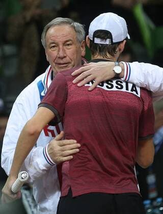 Tennis, Davis Cup, Russland - Schweden KAZAN, RUSSIA. MARCH 6, 2016. The president of the Russian Tennis Federation, Shamil Tarpishchev (L) and Russian tennis player Konstantin Kravchuk share a hug during an interval in Rubber 5 of the Davis Cup Group I Europe Africa Zone 1st Round tie against Sweden at Kazan Tennis Academy. Kravchuk won 6-2, 6-2. Russia won the tie 5-0. Yegor Aleyev TASS  TS018B3F