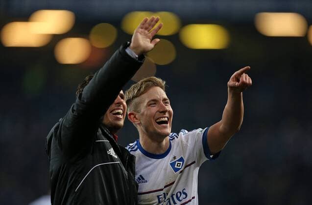 06.03.2016, Fussball 1.Bundesliga 2015 2016, 25.Spieltag, Hamburger SV - Hertha BSC Berlin, im Volksparkstadion Hamburg. Schlussjubel v.l. Nicolai Müller (Hamburg) und Lewis Holtby (Hamburg) 
