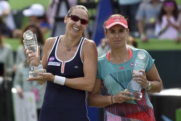Spanish tennis players Anabel Medina (R) and Arantxa Parra posing with their trophys after winning over Croatian Petra Marttic and US Maria Sanchez during the doubles final at Monterrey Open in Monterrey, Mexico, 6 March 2016. MONTERREY OPEN !ACHTUNG: NUR REDAKTIONELLE NUTZUNG!  20160306-635929051700640380