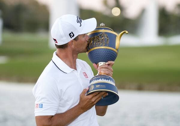06 March 2015: Adam Scott of Australia kisses the trophy after winning the final round of the World Golf Championships-Cadillac Championship on the TPC Blue Monster course at the Trump Doral Golf Club and Resort in Doral, FL. (Photo by Doug Murray Icon Sportswire) GOLF: MAR 06 PGA Golf Herren - World Golf Championships-Cadillac Championship - Final Round Icon796160306008 EDITORIAL USE ONLY
