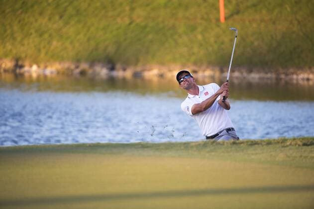 06 March 2015: Adam Scott of Australia chips at the 18th hole during the final round of the World Golf Championships-Cadillac Championship on the TPC Blue Monster course at the Trump Doral Golf Club and Resort in Doral, FL. (Photo by Doug Murray Icon Sportswire) GOLF: MAR 06 PGA Golf Herren - World Golf Championships-Cadillac Championship - Final Round Icon796160306012 EDITORIAL USE ONLY