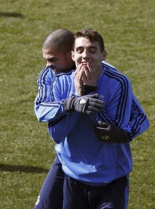 Fußball, Champions League, Real Madrid Training Real Madrid s Portuguese defender Kleper Laveran Pepe (behind) hugs Croatian midfielder Mateo Kovacic as they take part in a team s training session at Valdebebas complex, outside Madrid, Spain, 07 March 2016, on the eve of the Champions League round of 16 second leg match against AS Roma at Madrid s Santiago Bernabeu stadium. REAL MADRID TRAINING SESSION !ACHTUNG: NUR REDAKTIONELLE NUTZUNG!  20160307-635929515731015532