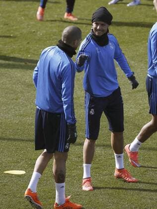 Fußball, Champions League, Real Madrid Training Real Madrid s Portuguese defender Kleper Laveran Pepe (L) chats with Portuguese forward Cristiano Ronaldo (R) as they take part in a team s training session at Valdebebas complex, outside Madrid, Spain, 07 March 2016, on the eve of the Champions League round of 16 second leg match against AS Roma at Madrid s Santiago Bernabeu stadium. REAL MADRID TRAINING SESSION !ACHTUNG: NUR REDAKTIONELLE NUTZUNG!  20160307-635929516442375532
