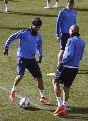 Fußball, Champions League, Real Madrid Training Real Madrid s Portuguese defender Kleper Laveran Pepe (R) and Portuguese forward Cristiano Ronaldo (L) take part in a team s training session at Valdebebas complex, outside Madrid, Spain, 07 March 2016, on the eve of the Champions League round of 16 second leg match against AS Roma at Madrid s Santiago Bernabeu stadium. REAL MADRID TRAINING SESSION !ACHTUNG: NUR REDAKTIONELLE NUTZUNG!  20160307-635929517245619532