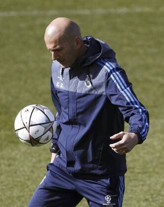 Fußball, Champions League, Real Madrid Training Real Madrid s French head coach Zinedine Zidane controls the ball as he leads a team s training session at Valdebebas complex, outside Madrid, Spain, 07 March 2016, on the eve of the Champions League round of 16 second leg match against AS Roma at Madrid s Santiago Bernabeu stadium. REAL MADRID TRAINING SESSION !ACHTUNG: NUR REDAKTIONELLE NUTZUNG!  20160307-635929518613271532