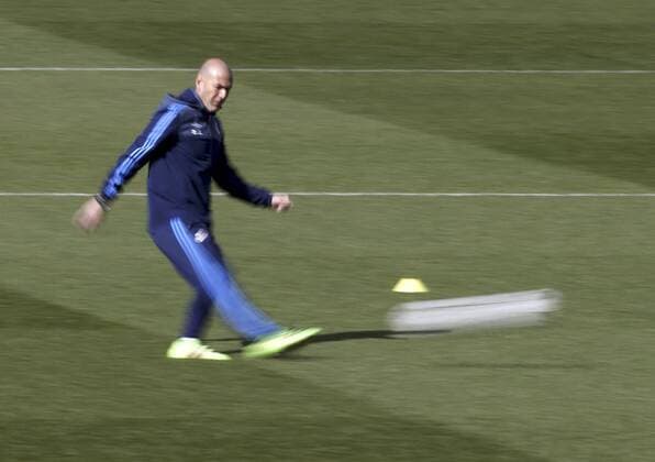 Fußball, Champions League, Real Madrid Training Real Madrid s French head coach Zinedine Zidane controls the ball as he leads a team s training session at Valdebebas complex, outside Madrid, Spain, 07 March 2016, on the eve of the Champions League round of 16 second leg match against AS Roma at Madrid s Santiago Bernabeu stadium. REAL MADRID TRAINING SESSION !ACHTUNG: NUR REDAKTIONELLE NUTZUNG!  20160307-635929518628091532