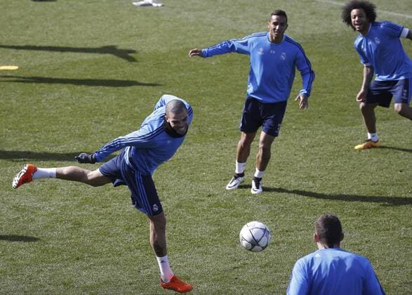 Fußball, Champions League, Real Madrid Training Real Madrid s Portuguese Kleper Laveran Pepe (L), Danilo da Silva (C) and Marcelo Vieira (R) take part in a team s training session at Valdebebas complex, outside Madrid, Spain, 07 March 2016, on the eve of the Champions League round of 16 second leg match against AS Roma at Madrid s Santiago Bernabeu stadium. REAL MADRID TRAINING SESSION !ACHTUNG: NUR REDAKTIONELLE NUTZUNG!  20160307-635929520079983532