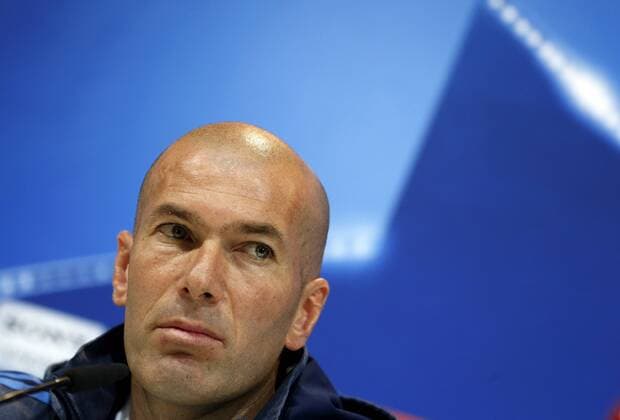 Bilder des Tages - Sport Real Madrid s head coach, French Zinedine Zidane, addresses a press conference PK Pressekonferenz after a team s training session at Valdebebas complex, outside Madrid, Spain, 07 March 2016, on the eve of the Champions League round of 16 second leg match against AS Roma at Madrid s Santiago Bernabeu stadium. REAL MADRID TRAINING SESSION !ACHTUNG: NUR REDAKTIONELLE NUTZUNG!  20160307-635929600306828605