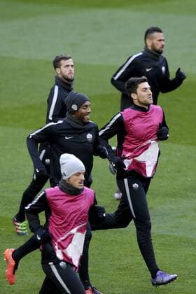 AS Roma s Brazilian defender Maicon (2L) during the training of the team held at Santiago Bernabeu stadium in Madrid, Spain, 07 March 2016, on the eve of the Champions League round of 16 second leg match against Real Madrid. AS Roma s training !ACHTUNG: NUR REDAKTIONELLE NUTZUNG!  20160307-635929763308932468