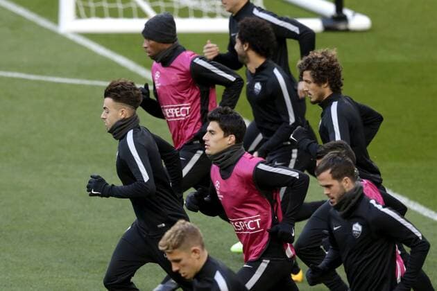 AS Roma s striker Stephan El Shaarawy (L) during the training of the team held at Santiago Bernabeu stadium in Madrid, Spain, 07 March 2016, on the eve of the Champions League round of 16 second leg match against Real Madrid. AS Roma s training !ACHTUNG: NUR REDAKTIONELLE NUTZUNG!  20160307-635929764697332468