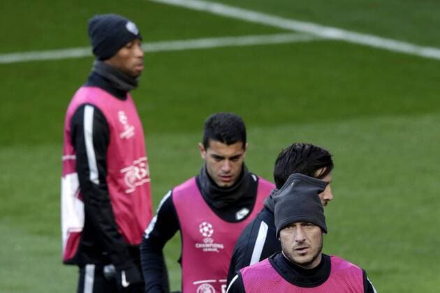 AS Roma s midfielder Francesco Totti (front) during the training of the team held at Santiago Bernabeu stadium in Madrid, Spain, 07 March 2016, on the eve of the Champions League round of 16 second leg match against Real Madrid. AS Roma s training !ACHTUNG: NUR REDAKTIONELLE NUTZUNG!  20160307-635929765333812468