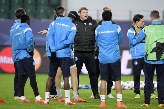 Gent s head coach Hein Vanhaezebrouck (C) talks to his players during a training of Belgian first league soccer team KAA Gent, Monday 07 March 2016 in Wolfsburg, Germany. Gent is preparing for the return leg of the 1 8 finals of the UEFA Champions League competition against German club VfL Wolfsburg Tomorrow. Wolfsburg won the first leg 2-3. YORICKxJANSENS  x04806736x